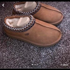I’m selling my UGG slippers